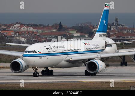 Istanbul/Türkei - 27. März 2019: Kuwait Airways Airbus A330-200 9K-APC Passagierflugzeug Abflug am Flughafen Istanbul Atatürk Stockfoto