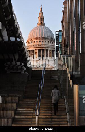 Ein redaktionelles Reisebild der St Paul's Cathedral, London, mit einer Person im Vordergrund (keine Modellfreigabe) Stockfoto