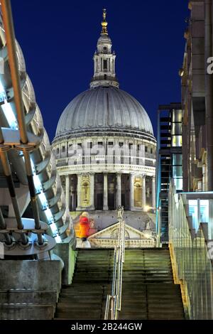 Ein starkes dynamisches Bild von Londons Wahrzeichen St Paul's Cathedral Nachts Abenddämmerung mit der Millennium Bridge im Vordergrund Stockfoto