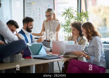Junge Kollegen arbeiten im Team zusammen und diskutieren Ideen Stockfoto
