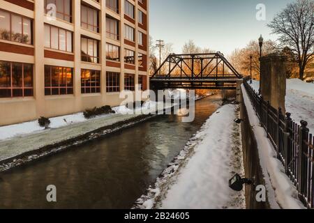 Moderner gehobener Büropark mit alter Eisenbrücke im Winter Stockfoto