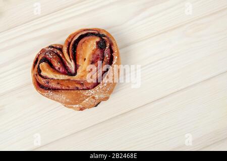 Rustikal mit schwarz Aktuelle berry Füllung pie auf weissem Holztisch Hintergrund. Leckeres Frühstück. Bäckerei frische, gesunde Frühstück. Ungesunde Lebensmittel mit Glu Stockfoto