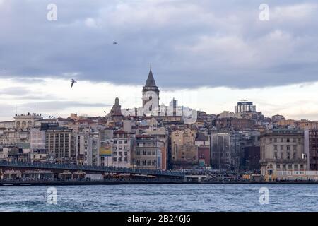 Istanbul Türkei - 19.01.2016: Blick auf den Galata-Turm vom Meer Eminonu. Möwen fliegen am Meer. Der Galata-Turm ist eines der Symboli Stockfoto