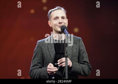 Berlin, Deutschland. Berlin, Deutschland.Berlin, Deutschland.29. Februar 2020. 70. Berlinale, Preisverleihung: Adrien Merigeau erhält den Audi Short Film Award. Credit: Michael Kappeler / dpa / Alamy Live News Stockfoto