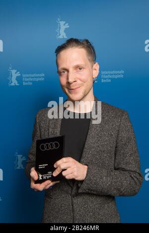 Berlin, Deutschland. Berlin, Deutschland.Berlin, Deutschland.29. Februar 2020. 70. Berlinale, Preisverleihung: Adrien Merigeau erhält den Audi Short Film Award. Kredit: Jörg Carstensen / dpa / Alamy Live News Stockfoto
