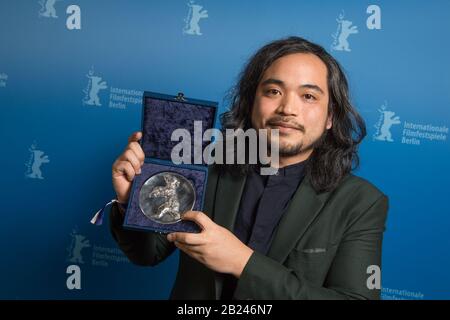 Berlin, Deutschland. Berlin, Deutschland.Berlin, Deutschland.29. Februar 2020. 70. Berlinale, Preisverleihung: Rafael Manuel mit Silbernen Bären der Jury (Kurzfilm). Kredit: Jörg Carstensen / dpa / Alamy Live News Stockfoto