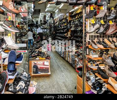 Seoul, Südkorea - 24. September 2018: Käufer, die einen Schuhladen auf dem Namdaemun-Markt durchsuchen Stockfoto