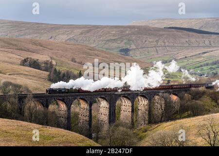 Sedbergh, Yorkshire Dales. Februar 2020. British India Line (Nummer 35018), eine erhaltene Dampflok der SR Merchant Navy Class, die 1945 von der Southern Railway gebaut wurde und über den Dent Head Viaduct führt, auf der berühmten Settle-Carlisle-Eisenbahn im Yorkshire Dales National Park, die am Samstag eine Winter-Cumbrian Mountain-Express-Tour von Carlisle nach London führt, Februar 2020. Kredit: Christopher Middleton/Alamy Live News Stockfoto