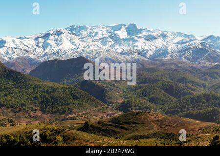 Wunderschönes Ourika-Tal mit kleinem Dorf im Hohen Atlasgebirge, Marokko Stockfoto