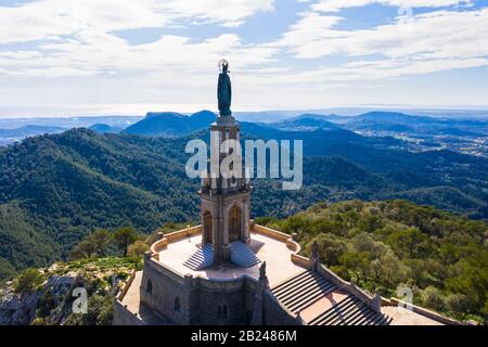 Cristo Rei Monument, Christus-König-Statue, Santuari de Sant Salvador in Puig de Sant Salvador, in der Nähe von Felanitx, Migjorn-Region, Luftbild, Mallorca Stockfoto