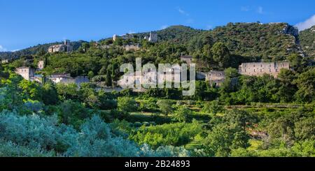 Oppède-le-Vieux, das Geisterdorf Luberon. Panoramablick auf die Luberon Hill Range - Mittelalterhäuser und Chateau, Provence, Frankreich Stockfoto