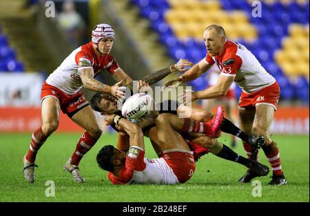 Der Gareth O'Brien von Toronto Wolfpack wird während des Betfred Super League Matches im Halliwell Jones Stadium, Warrington, von St Helens' Theo Fages (links), Dom Peyroux (Mitte) und James Roby (rechts) in Angriff genommen. Stockfoto