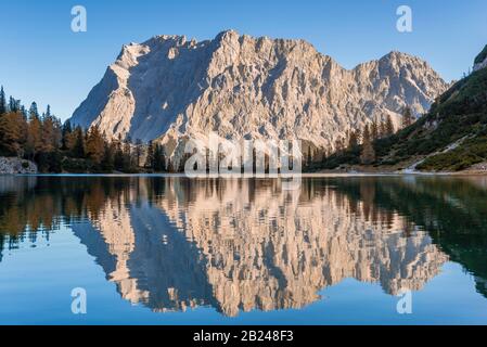 Zugspitze spiegelt sich im Seebensee, Ehrwald, Wetterstein Range Tyrol, Österreich Stockfoto