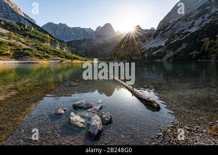 Berge spiegeln sich im Seebensee, Sonnenspitze, Schartenkopf und Vorderer Drachenkopf, Ehrwald, Mieminger Kette, Tyrol, Österreich Stockfoto