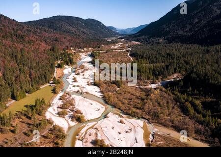 Luftbild, natürliches Flussbett der oberen Isar, bei Wallgau, wilde Flusslandschaft Isartal, Bayern, Deutschland Stockfoto