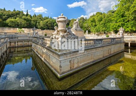 Detail des schönen Brunnens im Park in Nimes. Le Nymphée mit einer Gruppe von Skulpturen im Park Les Jardin de la Fontaine in Nimes, Provence, Frankreich Stockfoto