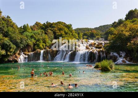 Touristen, die am Wasserfall Skradinski Buk, Nationalpark Krka, Region Sibenik-Knees, Dalmatien, Kroatien baden Stockfoto