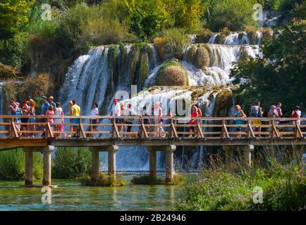 Touristen am Wasserfall Skradinski Buk, Nationalpark Krka, Region Sibenik-Knees, Dalmatien, Kroatien Stockfoto