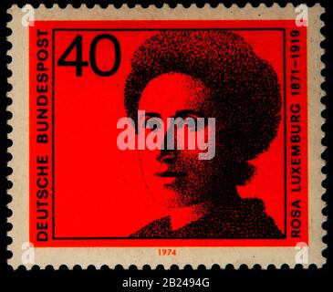 Rosa Luxemburg, eine polnische Marxistin, Philosophin, Ökonomin, Antikriegsaktivistin und Revolutionssozialistin, porträtiert auf einer deutschen Briefmarke Stockfoto