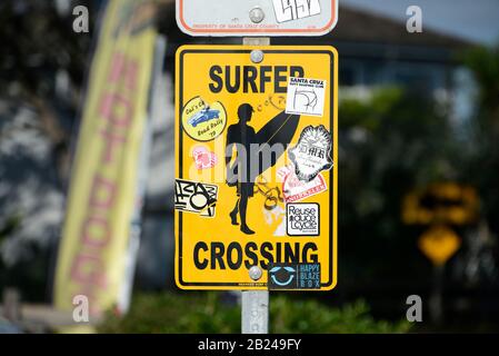 Surfer Crossing, Wegweiser zu Surfern, die die Straße überqueren, Santa Cruz, Kalifornien, USA Stockfoto