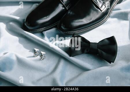 Accessoires für Bräutigam. Schuhe, Krawatte und Manschettenknöpfe. Auf dem blauen Hintergrund. Stockfoto