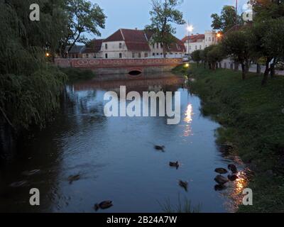 Die Brücke über den Fluss in der kleinen lettischen Stadt Kuldiga Stockfoto