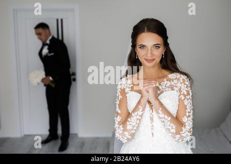 Das Brautpaar trifft sich zum ersten Mal an ihrem Hochzeitmorgen. Das erste Treffen der Brautpaar. Stockfoto