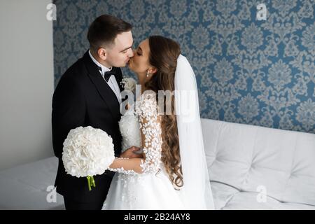 Das Brautpaar trifft sich zum ersten Mal an ihrem Hochzeitmorgen. Das erste Treffen der Brautpaar. Stockfoto