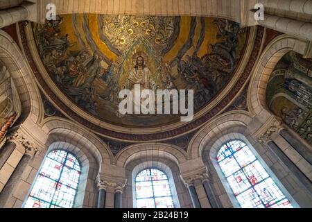 Mosaik in der Apse mit dem Titel Christus in Majestät von Luc-Olivier Merson. Die Basilika des Heiligen Herzens von Paris (Sacre-Coeur), Paris, Frankreich Stockfoto