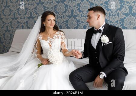 Das Brautpaar trifft sich zum ersten Mal an ihrem Hochzeitmorgen. Das erste Treffen der Brautpaar. Stockfoto