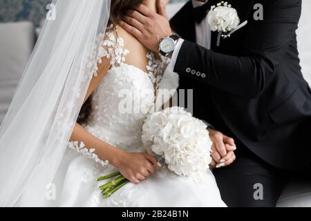 Das Brautpaar trifft sich zum ersten Mal an ihrem Hochzeitmorgen. Das erste Treffen der Brautpaar. Stockfoto