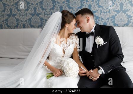 Das Brautpaar trifft sich zum ersten Mal an ihrem Hochzeitmorgen. Das erste Treffen der Brautpaar. Stockfoto