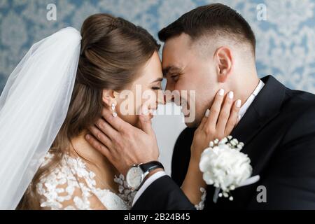 Das Brautpaar trifft sich zum ersten Mal an ihrem Hochzeitmorgen. Das erste Treffen der Brautpaar. Stockfoto