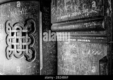 Details in Steinmetzarbeiten und geschnitzten Namen auf der Kuppel der Basilika des Heiligsten Herzens von Paris (Sacre-Coeur), Paris, Frankreich über der Stadt Paris Stockfoto