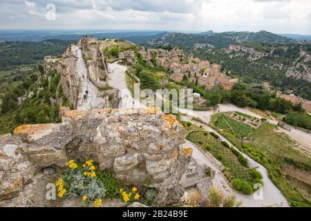 Les Baux-de-Provence, Provence, Frankreich - Juni 05 2017: Das Château bietet einen herrlichen Blick auf das Tal des Baux, die Weinberge und die Felder der Olivenbäume Stockfoto