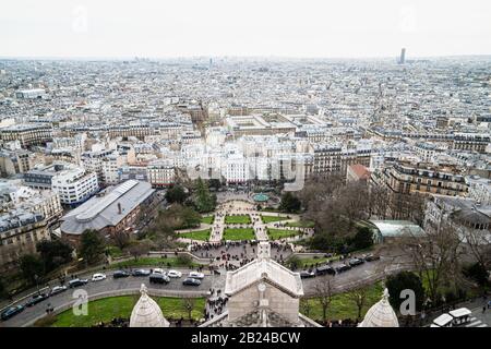 Blick von der Kuppel der Basilika des Heiligen Herzens von Paris (Sacre-Coeur), Paris, Frankreich über die Stadt Paris Stockfoto