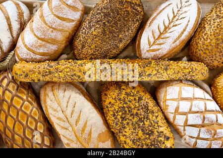 Verschiedene Brotsorten von oben gesehen. Stockfoto