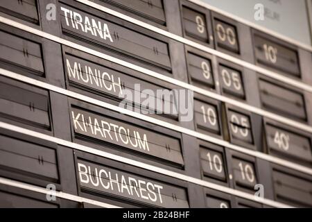 Altes Anzeigesystem für Fluginformationen. Display mit geteilter Klappe (oder nur Klappe). Wird häufig als Fahrplan für den öffentlichen Verkehr auf Flughäfen oder Bahnhöfen verwendet. Stockfoto