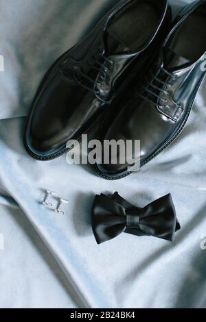 Accessoires für Bräutigam. Schuhe, Krawatte und Manschettenknöpfe. Auf dem blauen Hintergrund. Stockfoto