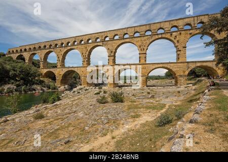 Pont du Gard, Provence, Frankreich - Juni 05 2017: Touristen, die die Pont du Gard besuchen, eine alte römische Aquäduktbrücke, die den Fluss Gardon überquert Stockfoto