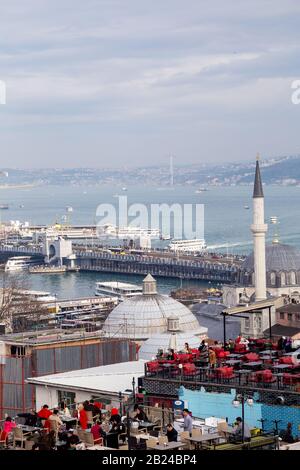 Istanbul/Türkei - 20.01.2019: Blick auf die gegenüberliegende Seite des Bosporus vom Garten der Süleymaniye-Moschee. Stockfoto