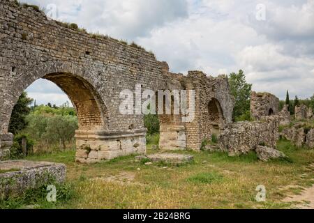 Der Aquädukt und die Mühlen von Barbegal bilden einen römischen Komplex der hydraulischen Fräsbearbeitung in Fontvieille, in der Nähe der Stadt Arles, Provance, Frankreich Stockfoto