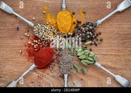 Aromatische Gewürze und Löffel Muster Stockfoto