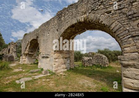 Der Aquädukt und die Mühlen von Barbegal bilden einen römischen Komplex der hydraulischen Fräsbearbeitung in Fontvieille, in der Nähe der Stadt Arles, Provance, Frankreich Stockfoto