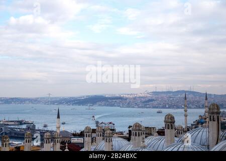 Istanbul/Türkei - 20.01.2019: Blick auf die gegenüberliegende Seite des Bosporus vom Garten der Süleymaniye-Moschee. Stockfoto