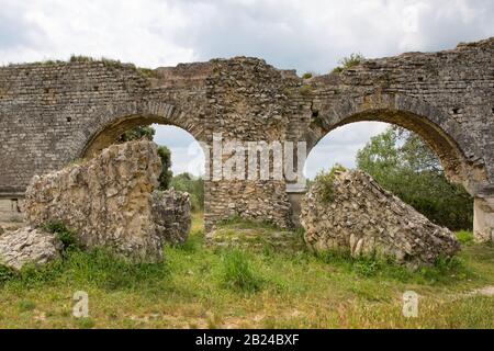Der Aquädukt und die Mühlen von Barbegal bilden einen römischen Komplex der hydraulischen Fräsbearbeitung in Fontvieille, in der Nähe der Stadt Arles, Provance, Frankreich Stockfoto
