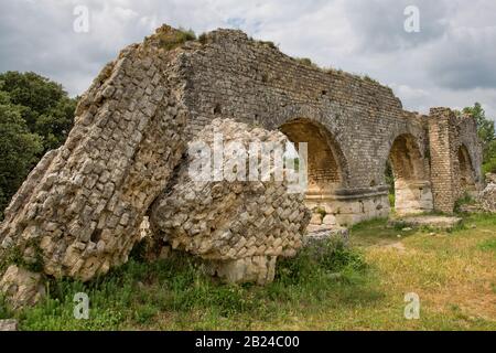 Der Aquädukt und die Mühlen von Barbegal bilden einen römischen Komplex der hydraulischen Fräsbearbeitung in Fontvieille, in der Nähe der Stadt Arles, Provance, Frankreich Stockfoto