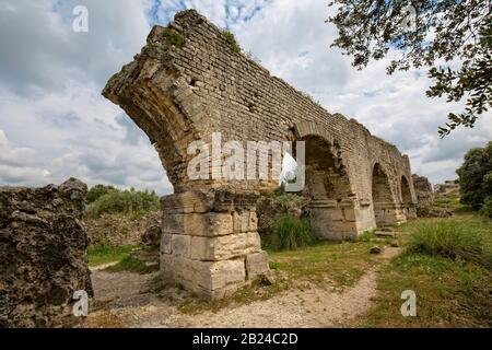 Der Aquädukt und die Mühlen von Barbegal bilden einen römischen Komplex der hydraulischen Fräsbearbeitung in Fontvieille, in der Nähe der Stadt Arles, Provance, Frankreich Stockfoto