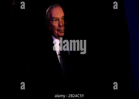 Der ehemalige Bürgermeister von New York City und der demokratische Präsidentschaftskandidat Mike Bloomberg sprachen seine Anhänger in McLean an an. Stockfoto