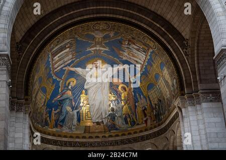 Mosaik in der Apse mit dem Titel Christus in Majestät von Luc-Olivier Merson. Die Basilika des Heiligen Herzens von Paris (Sacre-Coeur), Paris, Frankreich Stockfoto